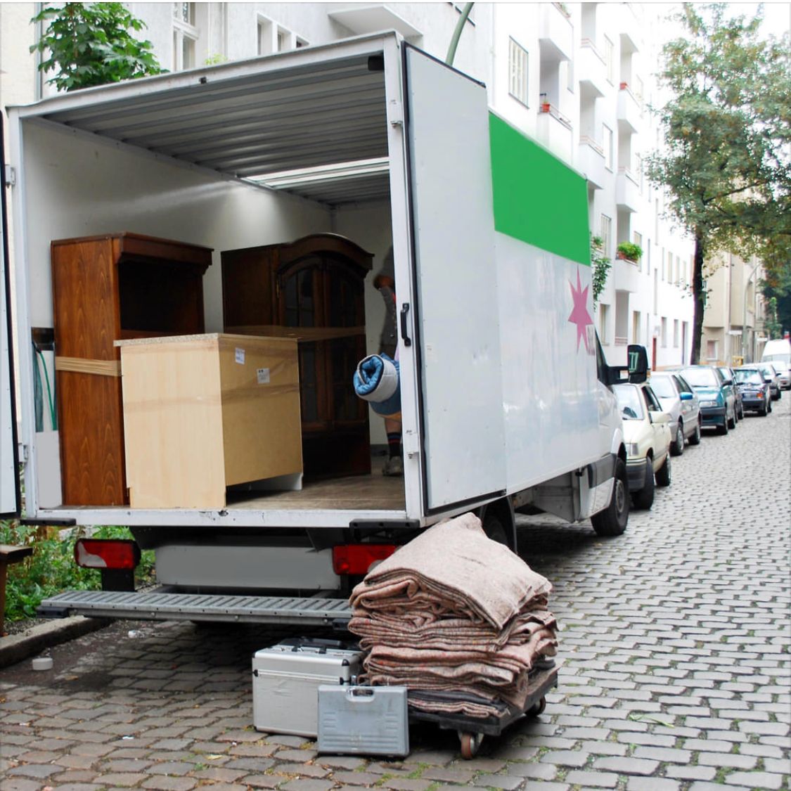 Funiture transport with moving vehicle in front of a residential building